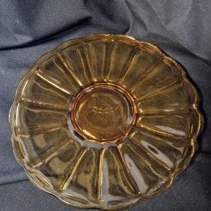 Okergele gebaksschaal van geperst glas.