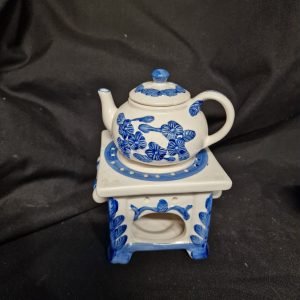 Handbeschilderd stoofje met theepotje.